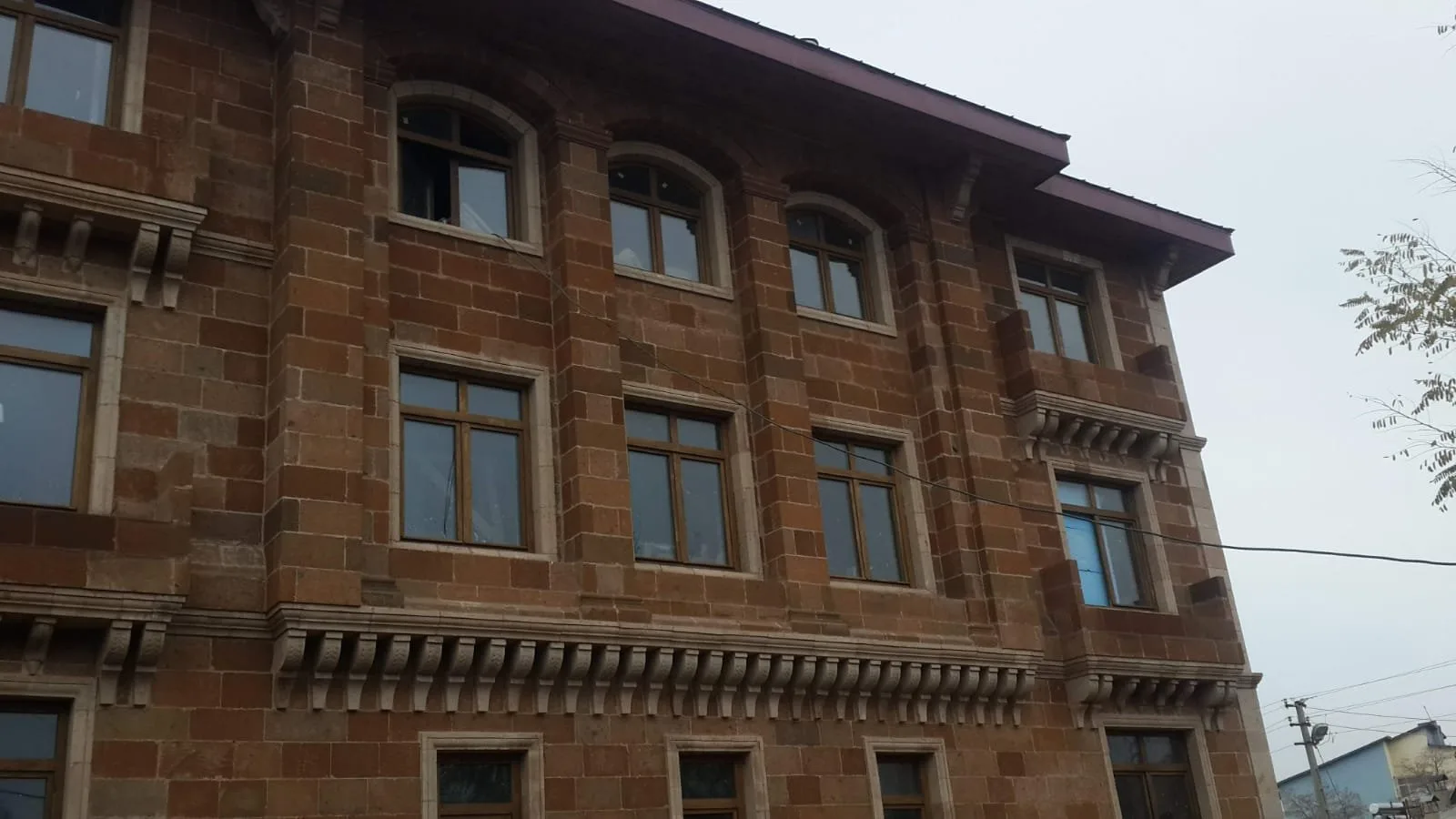 Kırmızı Duvar Taşı — Ahlat taşı duvar taşı