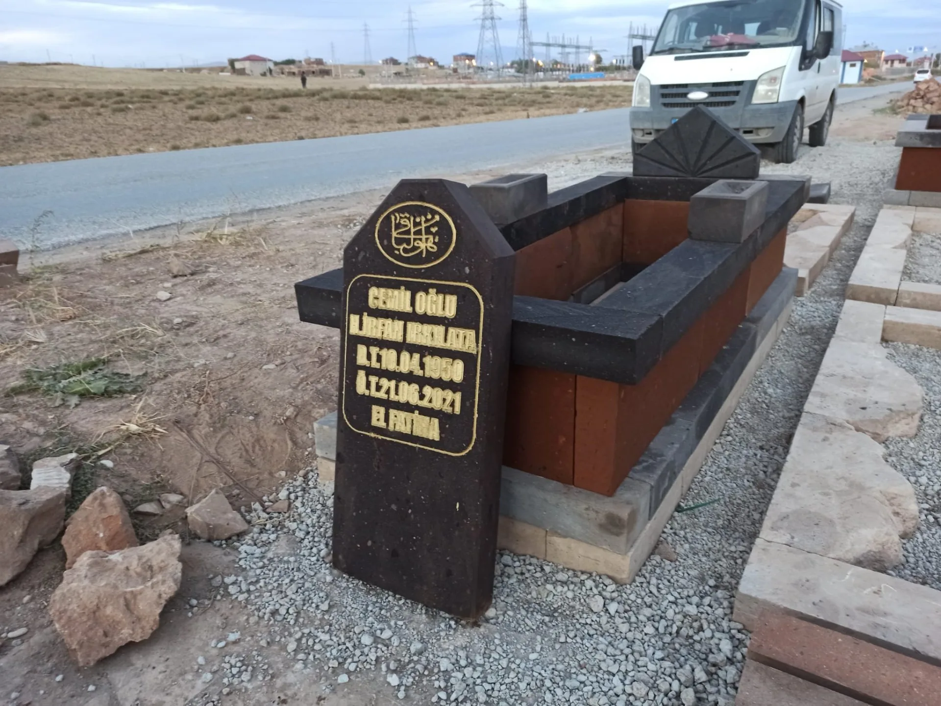 Ahlat Taşı Düz Mezar — Ahlat taşı mezar taşı
