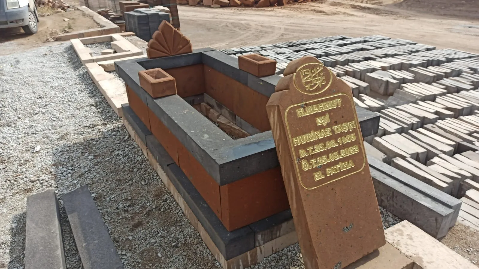 Ahlat Taşı Düz Mezar — Ahlat taşı mezar taşı