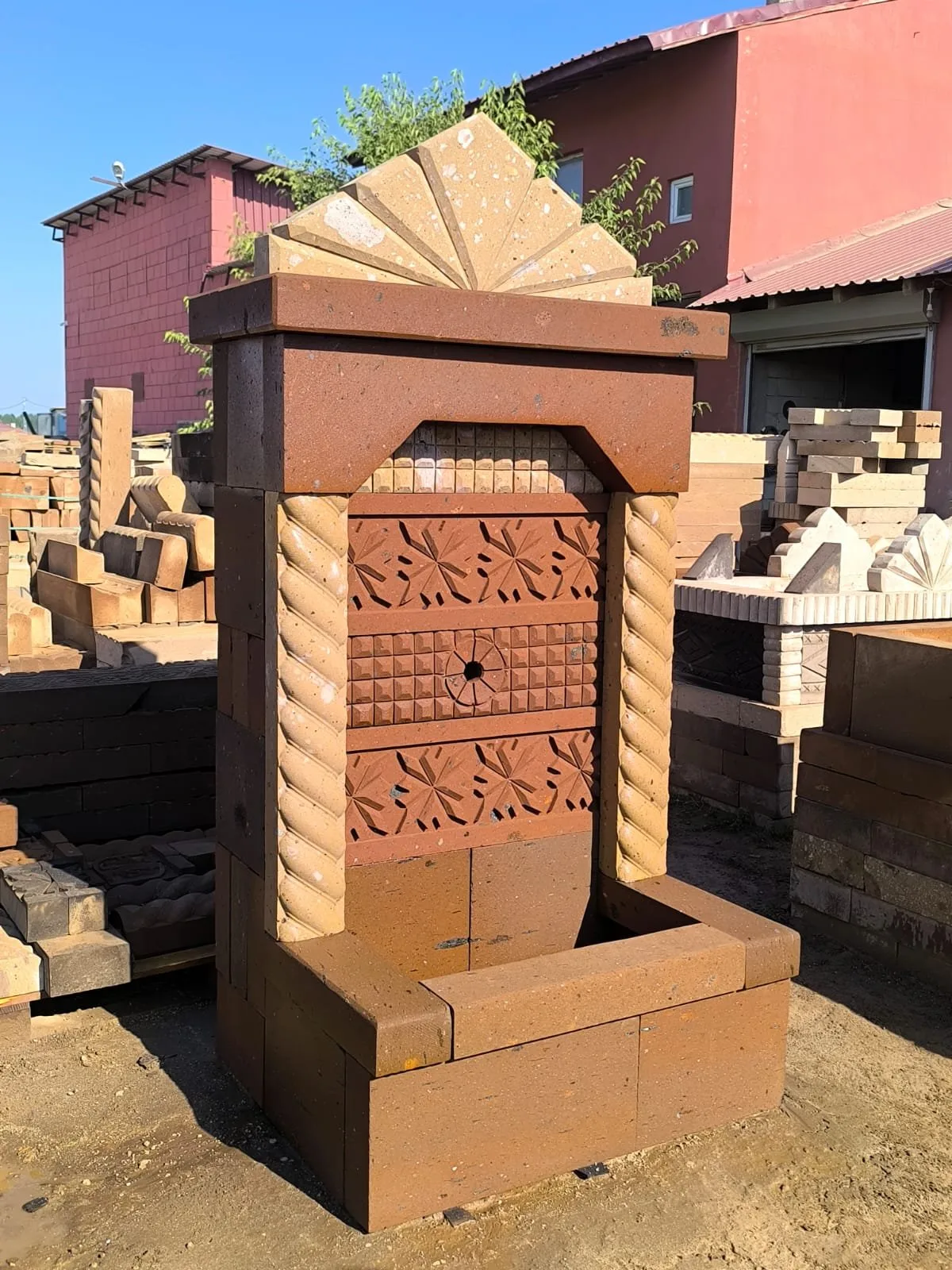 Ahlat Kırmızı ve Beyaz Taşından Çeşme — Ahlat taşı çeşme