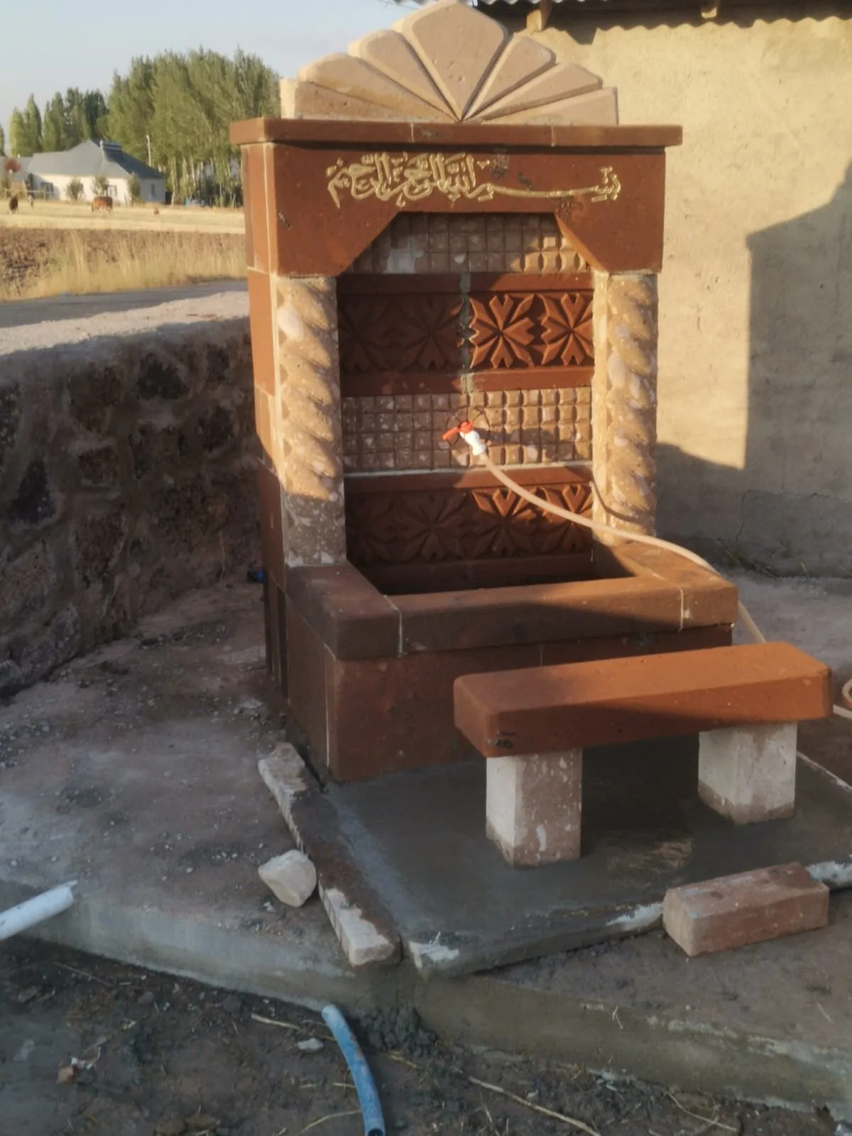 Ahlat Kırmızı ve Beyaz Taşından Çeşme — Ahlat taşı çeşme
